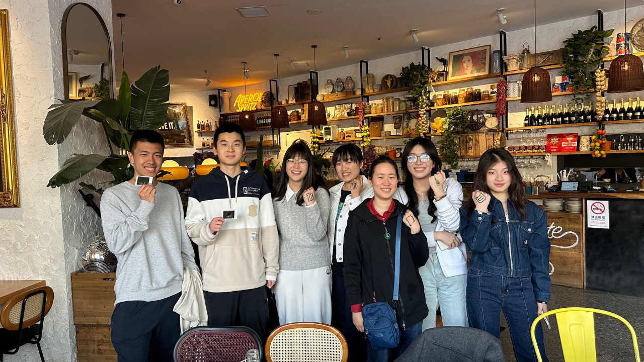 A group of students posing together in a restaurant. 