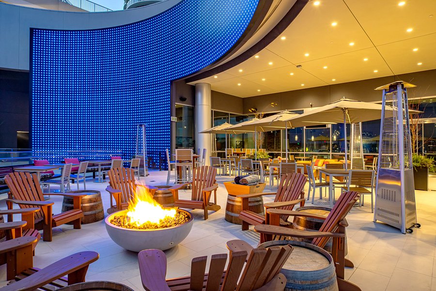 Pinstripes Restaurant interior